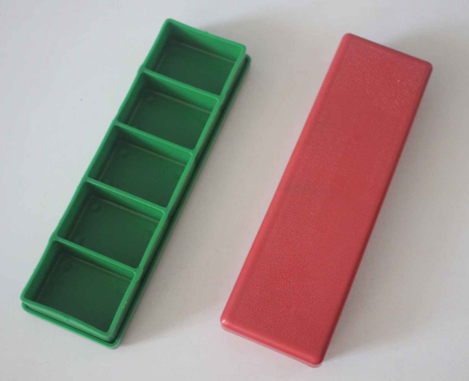 Коробка для цвяхів