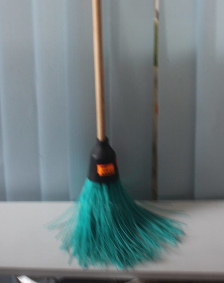 Мітла з дерев'яним тримачем (кругла)