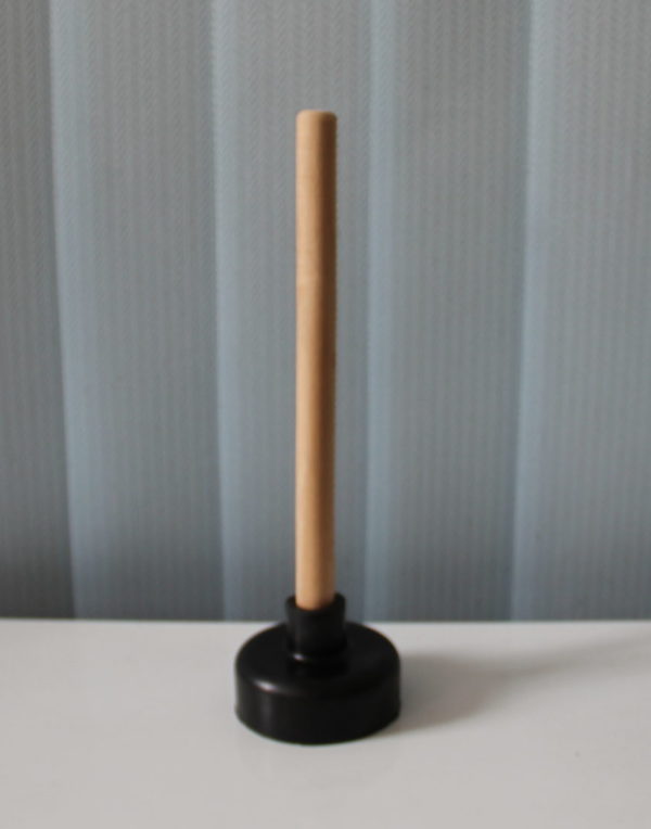 Вантуз з дерев'яною ручкою