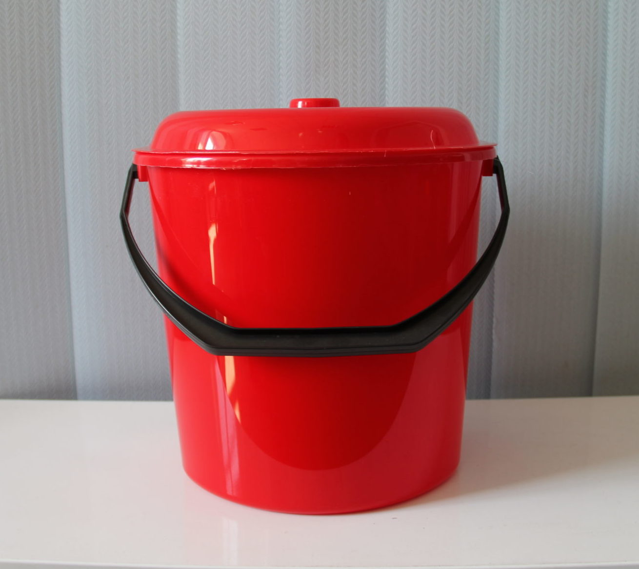 Відро пристінне з кришкою (12 л.)